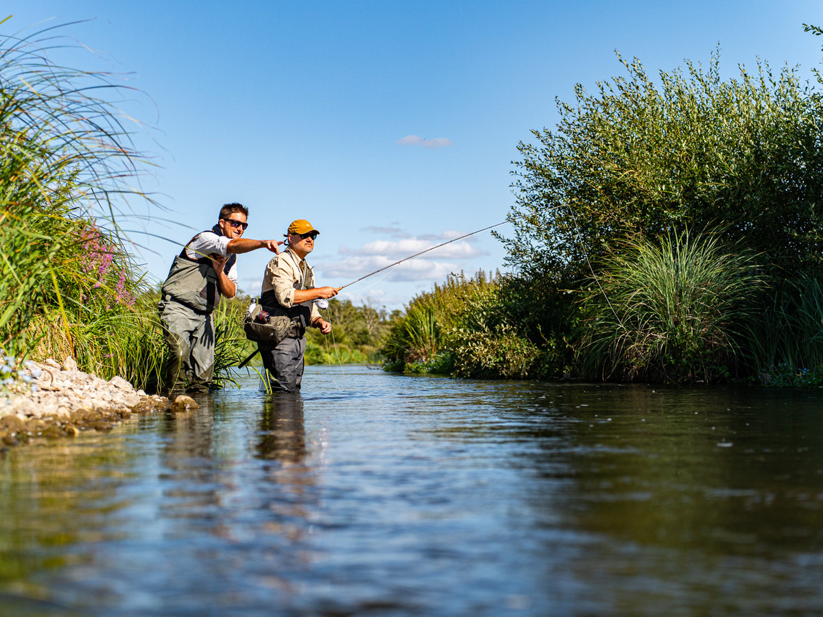 Picture of Wilde Trout guiding a fishermen at the Lamb Stream on the river Kennet