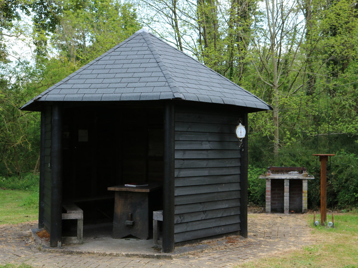 Picture of the fishing hut at Kimbridge Meadow Fishery