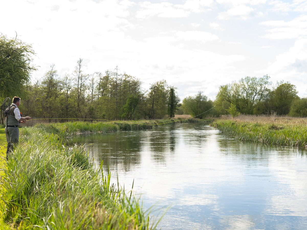 Picture of a fishermen fishing at the Wilderness fishing beat on the river Kennet
